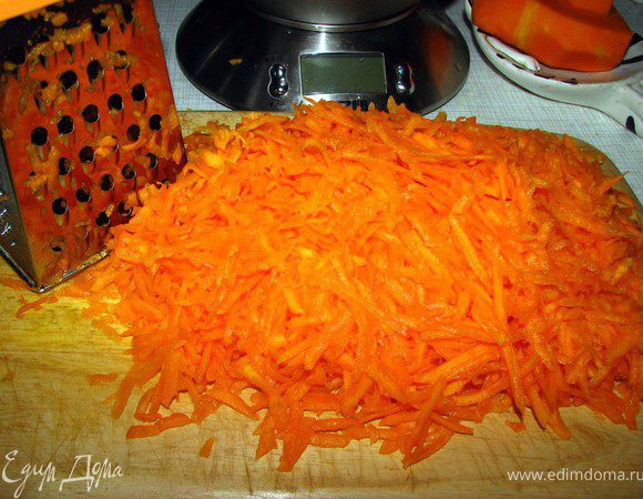 Очищенную тыкву натереть на крупной терке.