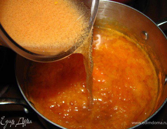 Как только вода с тыквой закипит, влить яблочный сок.