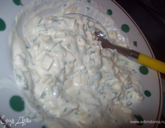 смешать воду, майонез и нарубленную петрушку. добавить сыр. соль, перец
