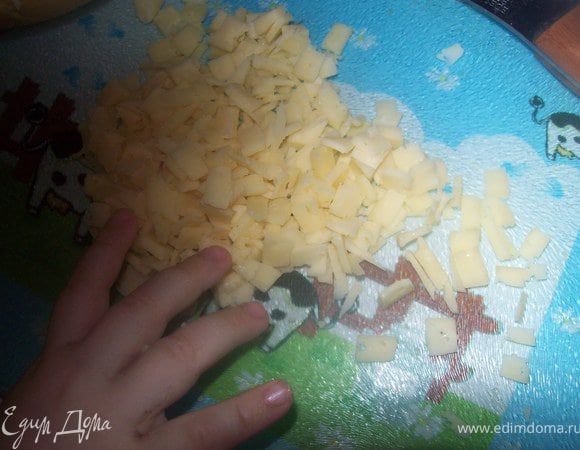 сыр натереть на крупной терке. у меня терки не было и я его мелко нарезала.)Рука , которую Вы видите в кадре, принадлежит моему годовалому сыну Егору.))) На сырок человека потянуло.)