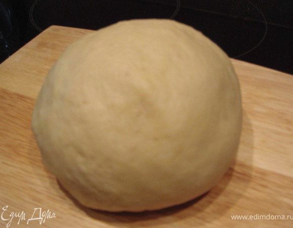 Смешаем в миске чуть теплое молоко, яйцо, растопленное сливочное масло, ликер, сахар и соль. Выливаем жидкую смесь в муку, смешанную с дрожжами и постепенно замешиваем тесто.  Выкладываем на посыпанную мукой поверхность и вымешиваем минут 10-15, после чего накрываем пленкой и ставим в теплое место на час-полтора.