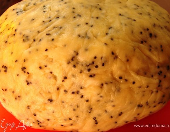 Муку смешать с маком и солью.Порубить муку с маслом,затем добавить желток и воду.Быстро замесить тесто и убрать его в холодильник на 30 минут.