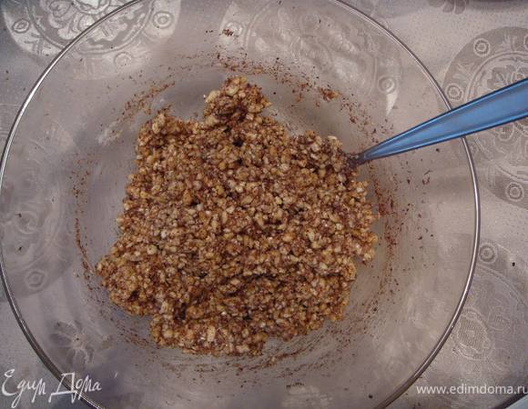 Пока подходит тесто сделаем марципан. Смешаем молотый миндаль, сахарную пудру, яичный белок, сгущенное молоко и тертый шоколад. 