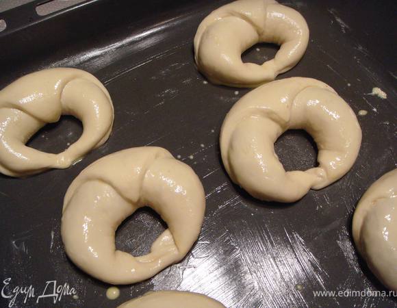 Выкладываем булочки на смазанный противень, накрываем смазанной маслом пищевой пленкой и ставим в теплое место на 30-40 минут. После расстойки смазываем булочки смесью желтка и 1 ст.ложки молока. Ставим в духовку, разогретую до 200°С на 15 минут по подрумянивания.