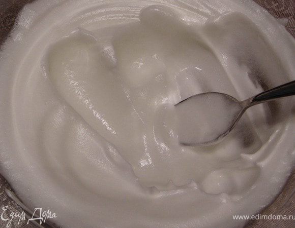 Готовим газурь. Отделяем белок от желтка. Затем добавляем щепотку соли и взбиваем. По мере загустения белка, добавляем сок лимона, продолжаем взбивать. Затем потихоньку струйкой вводим в белок сахарную пудру, не переставая взбивать. Глазурь готова, если не стекает с ложки.