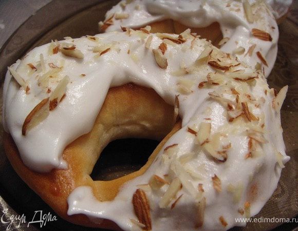 Обмазываем наши булочки глазурью и посыпаем ореховой крошкой. Можно наливать чай и приступать к дегустации.