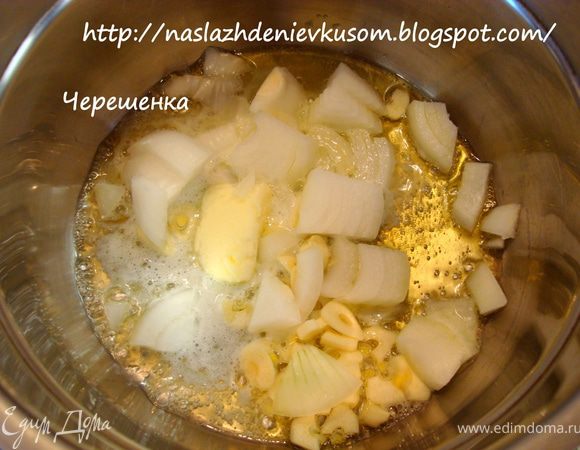 Лук вместе с чесноком потушить на растительном масле до прозрачного состояния, минут 10…