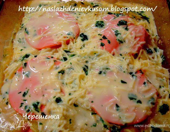 На слой картофеля выкладываем колбасу, порезанную тонкими кружками, затем лук и чеснок, затем снова картофель и колбасу… Посыпать сверху мелко нарезанной петрушкой и залить запеканку яично-сметанной смесью…