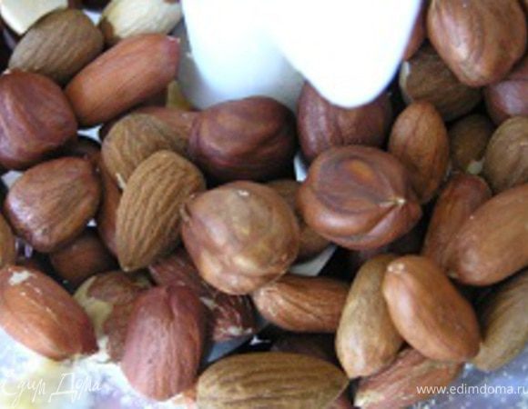 Смесь орехов поместить в малую чашу блендера, измельчить так, чтобы остались кусочки. 