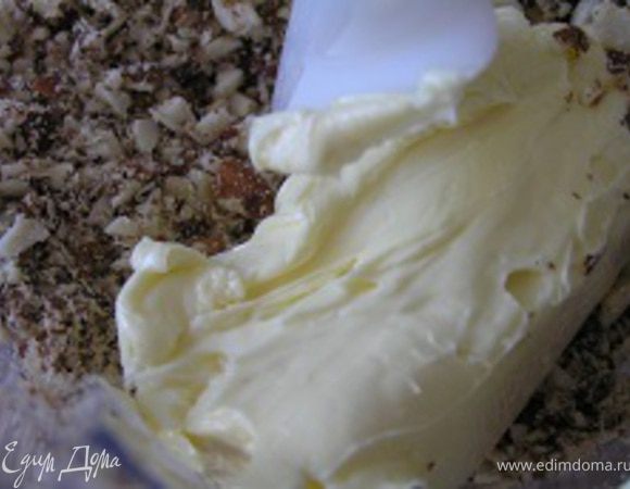 Добавить сливочное масло и перемешивать до однородности.