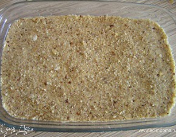 В форму для десерта выложить первый слой, разровнять, убрать в холодильник.