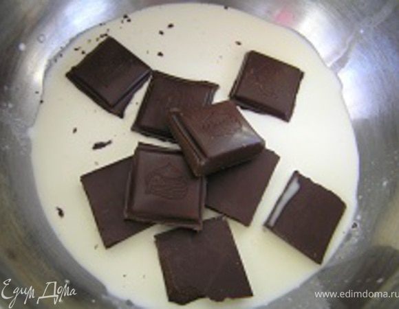 Для третьего слоя. Сливки вылить в кастрюльку, поломать шоколад на кусочки, добавить к сливкам, нагревать на медленном огне, постоянно помешивая,
