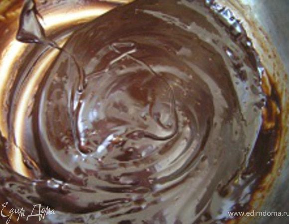как только шоколад растает и масса станет глянцевой - снять с огня, 