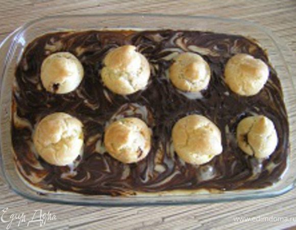 Для украшения сверху разместить профитроли, убрать в холодильник минимум на 2 часа.