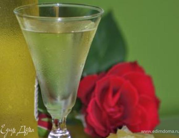 Способ приготовления: Снять кожуру с лимонов спец.пилером. Выложить кожуру в графин или кувшин и залить водкой. Закрыть и держать при комнатной тем-ре 4 дня. Смешать воду с сахаром и поставить на сред.огонь примерно на 5мин. Остудить. Вылить в графин с водкой,перемешать,оставить на ночь при комн.тем-ре. Из графина убрать всю лимон.кожуру. Ликер убрать в холодильник на не менее 4 часа или 1 месяц