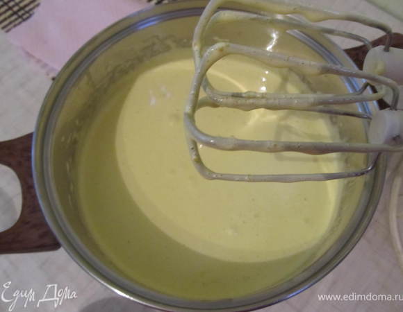 Яйца взбить с сахаром до пулучения белой пышной массы.
