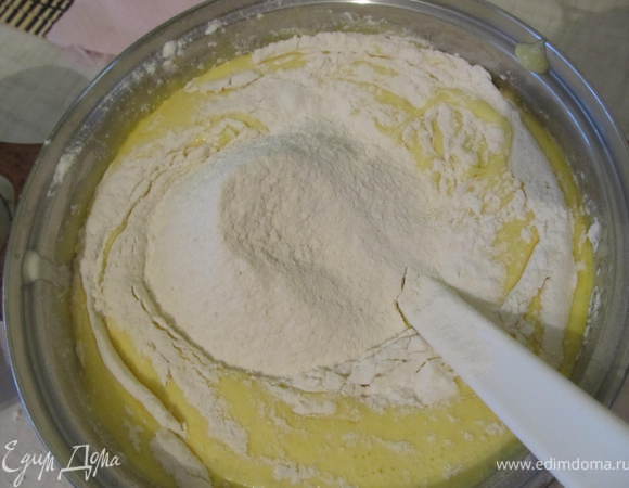 В сметану добавить соду, перемешать и добавить яичную массу. К полученой смеси добавить просеяную муку