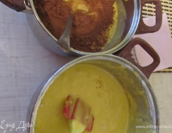 Тесто разделить на 2 части, в одну добавить какао