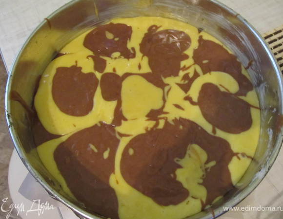 Форму для выпечки застелить пергаментной бумагой, смазать маслом. Тесто выкладывать по 2 ст. ложки чередуя белое и темное тесто в шахматном порядке.