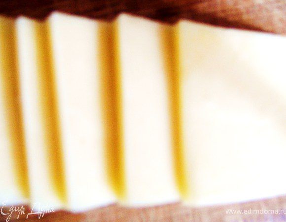 Нарезать сыр квадратиками приблизительно такого же размера как баклажанные колечки. Квадратиков сыра должно быть в 2 раза меньше баклажанных колечек.