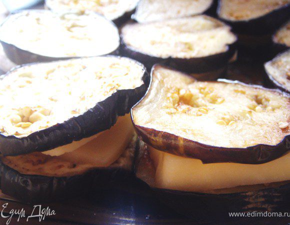 Слегка обжарить баклажаны на оливковом масле с двух сторон. Сложить сэндвич из них и сыра.