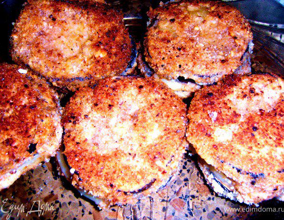 Теперь обваливаем каждый сэндвич в муке, окунаем в яичную смесь и обваливаем в смеси сухарей и орехов.  Обжариваем на раскаленном масле.