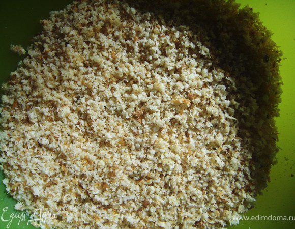 Измельчить грецкие орехи, отложить немного для присыпки и смешать с панировочными сухарями.