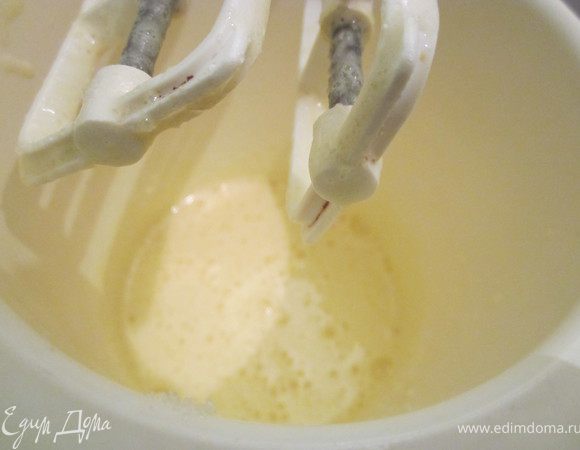 Взбить до пышности яйцо, сахар, ваниль.