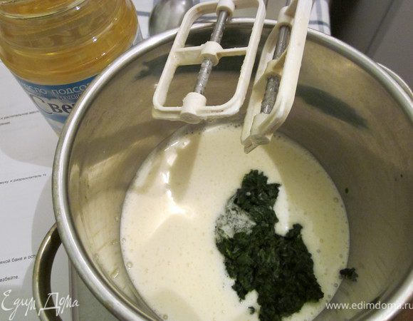 Добавить шпинат и растительное масло, Взбить.