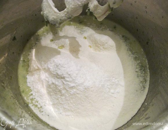 Просеять муку и разрыхлитель в шпинатную массу. Взбить.