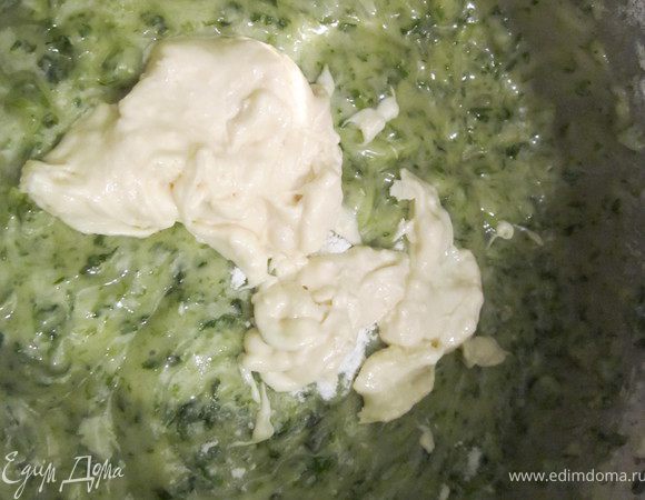 Белый шоколад (50г.)растопить на водяной бане. Ввести в тесто и ещё раз взбить.