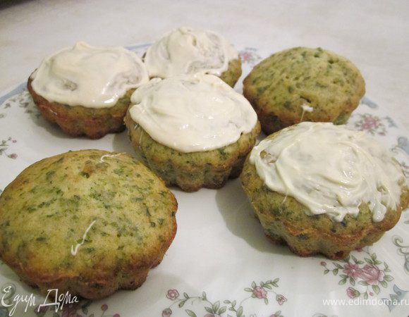 Кексы можно сверху украсить белым шоколадом или взбитыми сливками.