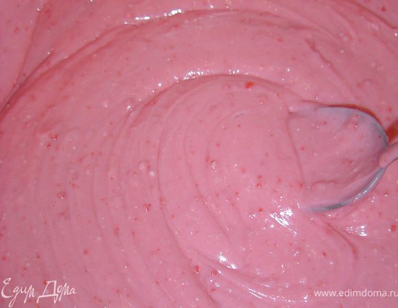 Начинаем с приготовления быстрого и вкусного без яиц бисквита с клубничным йогуртом. Йогурт взбиваем с растительным маслом, сахаром и ванилином. В йогуртовую массу всыпаем муку и разрыхлитель, снова взбиваем. Выливаем тесто в смазанную форму, ставим в разогретую духовку и выпекаем  25 минут при температуре 190 градусов. Даем остыть коржу, а в это время готовим белковый крем. Для этого сахар заливаем водой, ставим на огонь варить на среднем огне после закипания минут 45. Чтобы проверить готов ли сироп, налейте чуть-чуть сиропа в холодную воду, и если из сиропа можно сформировать шарик, то значит сироп готов. Отделить белки от желтков и взбить в пену. Чтобы белки лучше взбились, добавляем чуть-чуть соли. В белки тонкой струйкой вливаем горячий (но не кипящий) сироп, все хорошо взбиваем. Крем готов.
 А теперь собираем торт. Я разрезала бисквит поперек на две равные части и смазываем их кремом(я в 1/3 часть крема добавила пищевой краситель).
 Торт получается очень нежным и вкусным! Пробуйте, быстро, легко и вкусно!
