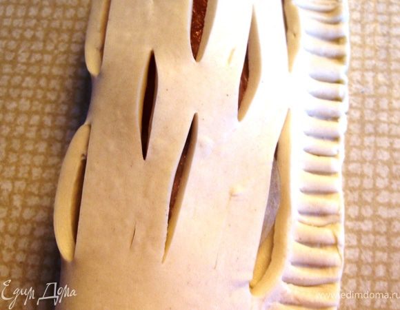 На правую часть выложить начинку: лук и брусочек рыбки. Левой половинкой закрыть правую и зубчиками вилки придавить соединенные части. 