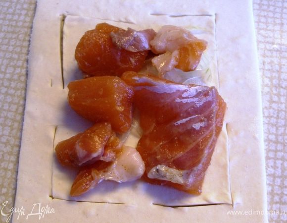 Из 3 пластиков сделать слоечки-"цветочки". В середину пластика положить лук и разрезанный пополам брусочек рыбы. Уголки пластика надрезать г-образно по 3 см , отступив по 1 см от края.