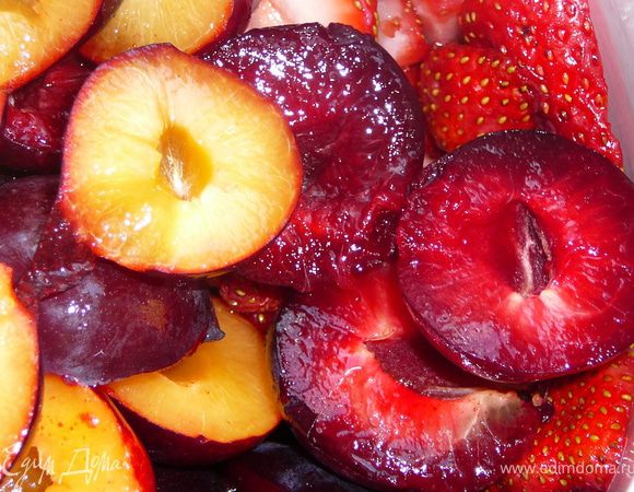 Яблоки очистить от кожицы,удалить сердцевину.Сливы разрежьте пополам,удалите косточку.Яблоки нарезать дольками.