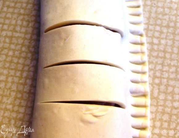 Левой половинкой закрыть правую и зубчиками вилки придавить соединенные части. 