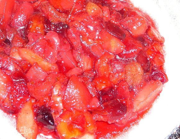 Фрукты и ягоды переложите в большую кастрюлю вместе с маслом(около 20гр),добавить сахар,пряности,лавровый лист,все перемешать,накрыть крышкой и томить на медленном огне около 20-25минут.По истечении этого времени фрукты станут мягкими,кастрюлю снять с огня,вынуть лавровый лист. 