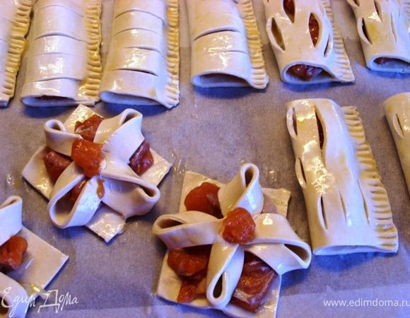 Смазать слоечки взбитым яйцом и поставить противень в нагретую до 200 градусов духовку на 15-20 минут 