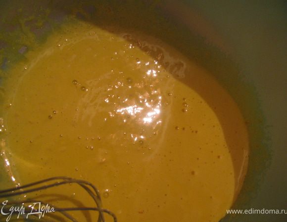 Белки отделить от желтков.Взбить желтки,сахар и лимонную цедру до получения кремообразной массы.