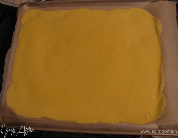 Тесто равномерно намазать на противень,застланный бумагой,и выпекать 10-12мин.Корж сразу же опрокинуть на посыпанное сахаром полотенце и снять бумагу(я использовала все тот же пергамент).