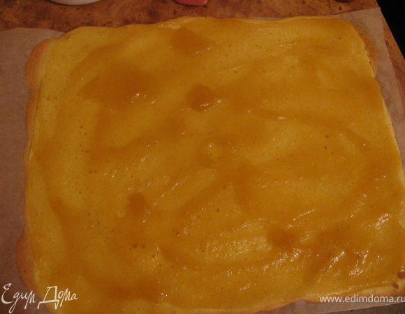 Намазать на корж яблочное желе.С помощью полотенца скатать в виде рулета и остудить.