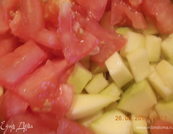 Укладываем в кастрюлю (у меня чугунный горшок) индейку, нарезанные кабачок и помидоры, накрываем крышкой и тушим до готовности на маленьком огне. Приятного аппетита!