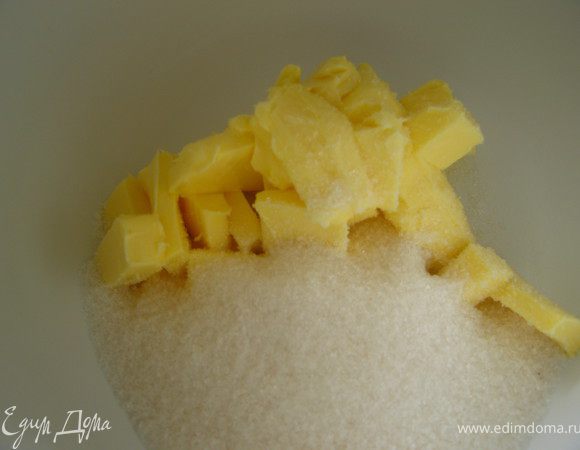 взбить размягченное сливочное масло с сахаром и ванильным сахаром