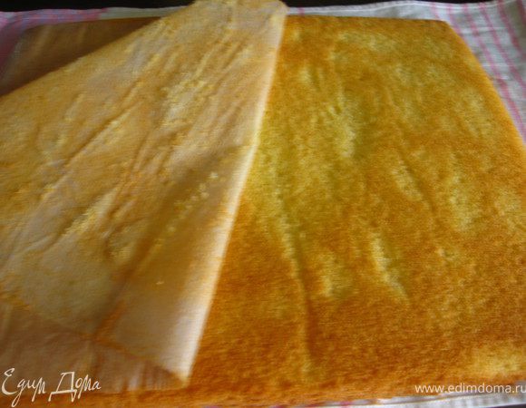 Дать коржу немножко остыть на противене, а потом аккуратно переложить на салфетку. Cнять бумагу.  