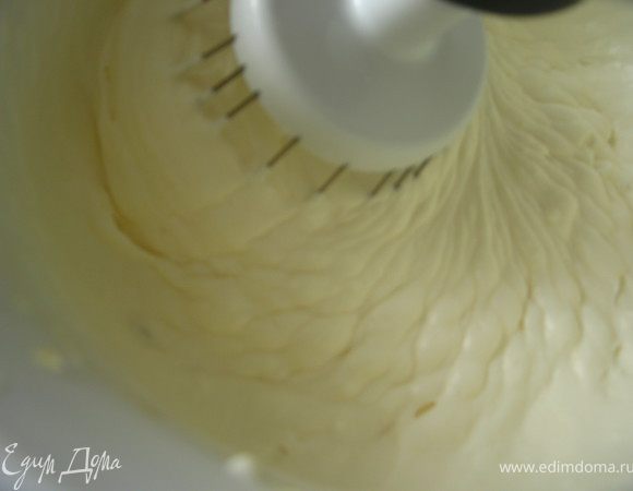 Замочить желатин в молоке. Взбить сливки постепенно добавляя мед. Желатин слегка подогреть в микро, размешать и добавить в сливки. 