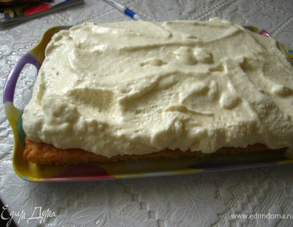 На половину бисквита выкладываем крем. 