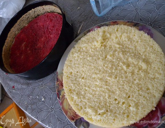 Испечь бисквит (я делала по рецепту Оксанки). Остудить разрезать нитью на 2 коржа. С вишни слить сироп (разделить на 2 части) и пропить сначала один корж, заключенный в кольцо. 