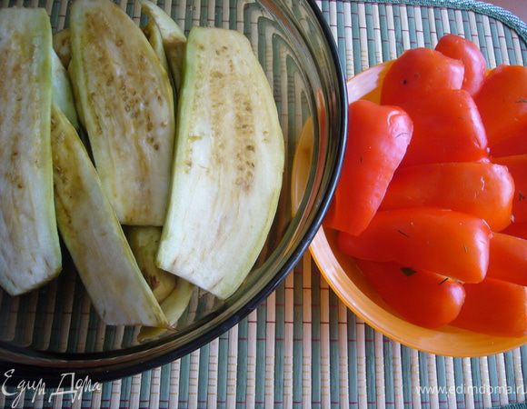 Баклажаны очистить от кожицы, порезать вдоль пластинами по 1 см толщиной, посыпать солью, отставить на 20 мин.
Перец очистить от семян порезать вдоль на 4-6 частей.