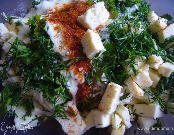 Адыгейский сыр порезать кубиками со стороной 1 см, добавить йогурт (100 г), рубленную зелень (немного укропа оставить), паприку и соль по вкусу. Всё смешать до однородности.